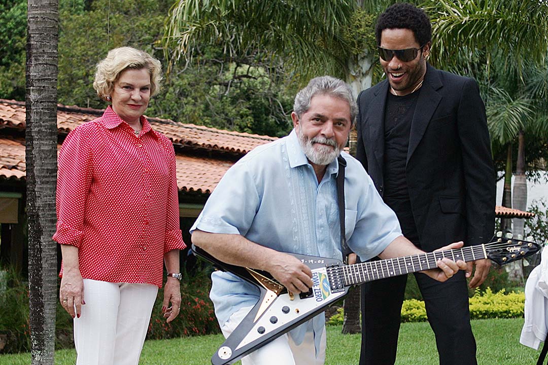 Cantor norte-americano Lenny Kravitz doa guitarra para o programa Fome Zero. (Foto: José Cruz/Agência Brasil)