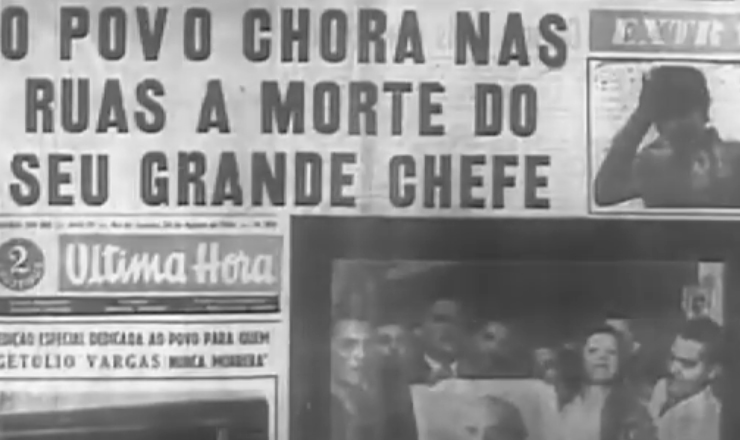  Manchetes de jornais noticiando a morte e o vel&oacute;rio do presidente Vargas, em trecho do document&aacute;rio &quot;Ra&iacute;zes do Brasil: uma Cinebiografia de S&eacute;rgio Buarque de Holanda&quot; (2004), de N&eacute;lson Pereira dos Santos