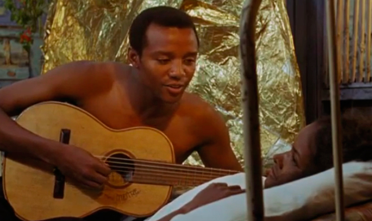  Breno Melo (Orfeu) canta &quot;A Felicidade&quot;, de Tom Jobim e Vin&iacute;cius, dublado por Agostinho dos Santos, no filme&nbsp;&quot;Orfeu Negro&quot; (1959), de Marcel Camus