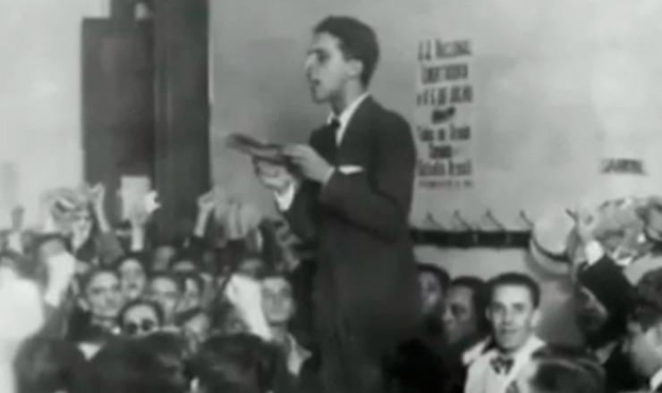  Lacerda sugere nome de Prestes para presidente de honra da ANL, em com&iacute;cio de funda&ccedil;&atilde;o da entidade.&nbsp;Trecho do document&aacute;rio &quot;1935: o Assalto ao Poder&quot; (2002), de Eduardo Escorel