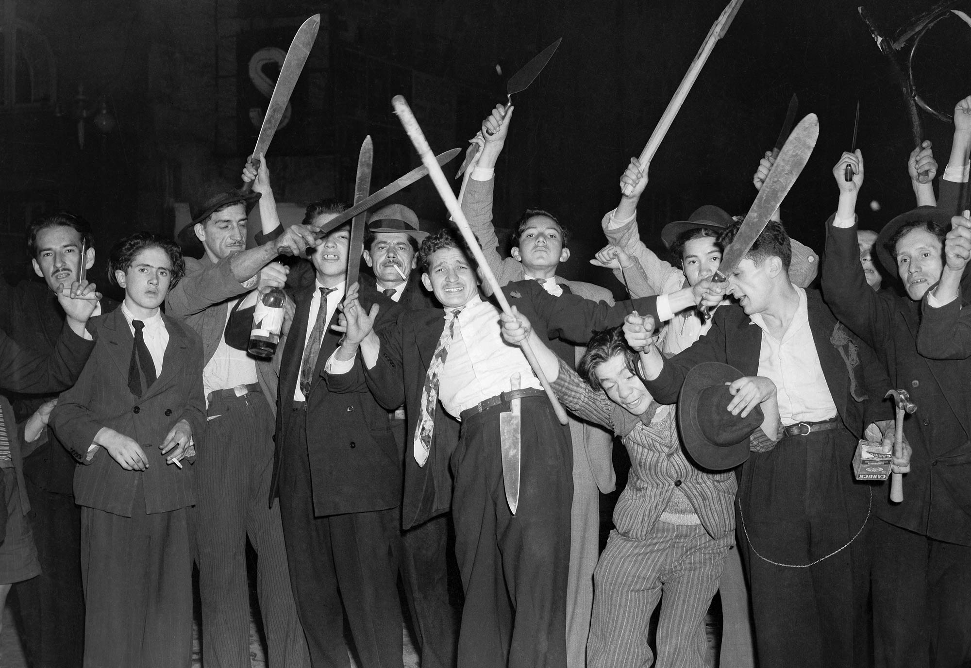 Gaitanistas durante os protestos do Bogotazo, na cidade de Bogotá . Crédito: Archivo fotográfico de Sady Gonzaléz, Biblioteca Luis Ángel Arango. 