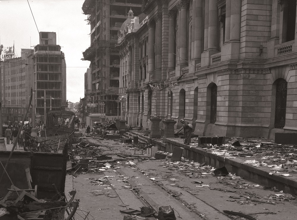 A cidade de Bogotá, capital do país, ficou parcialmente destruída. Crédito: Archivo fotográfico de Sady Gonzaléz, Biblioteca Luis Ángel Arango
