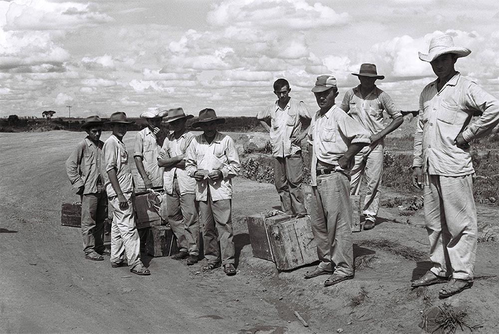 Chegada dos retirantes para trabalhar na construção da nova capital. 17/01/1959. Arquivo Público do Distrito Federal.