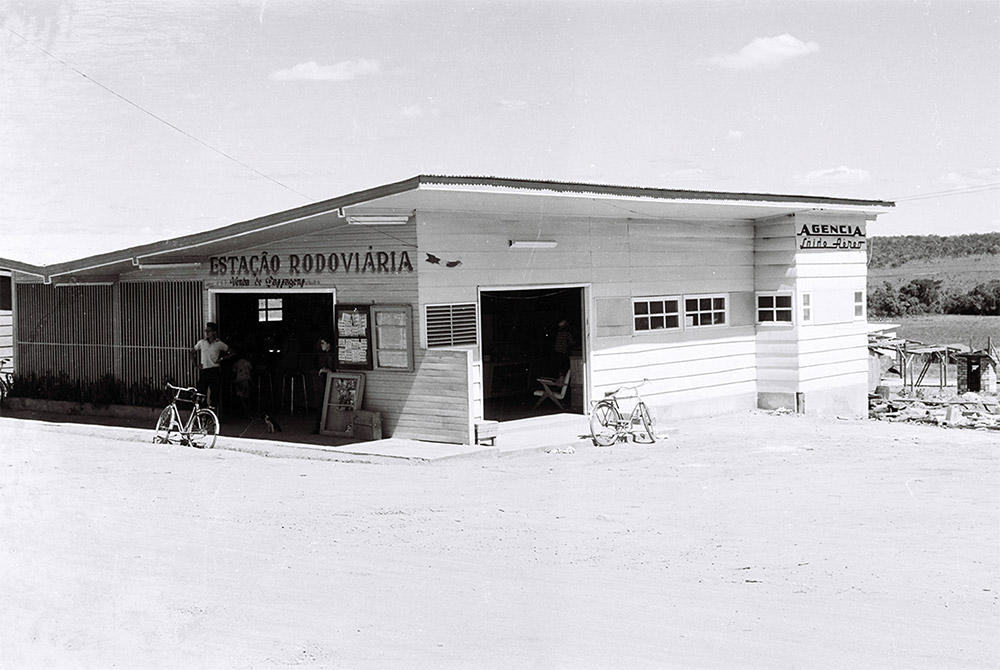 Estação Rodoviária Núcleo Bandeirante. 04/01/1958. Autor: Mario Fontenelle. Arquivo Público do Distrito Federal.