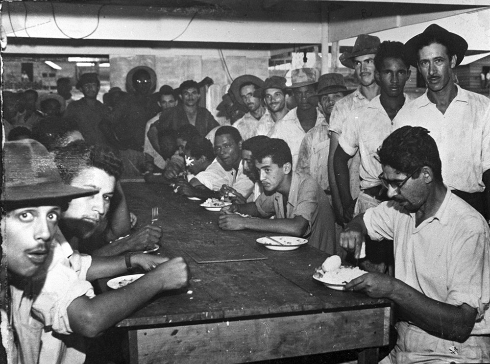 Operários no refeitório do SAPS, na Candangolândia. Arquivo Público do Distrito Federal.