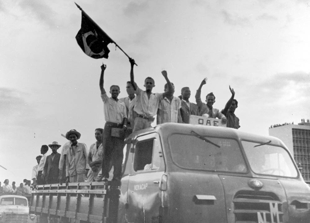 Comitiva chegando para a inauguração de Brasília. 21/04/1960. Autor: Mario Fontenelle. Arquivo Público do Distrito Federal.