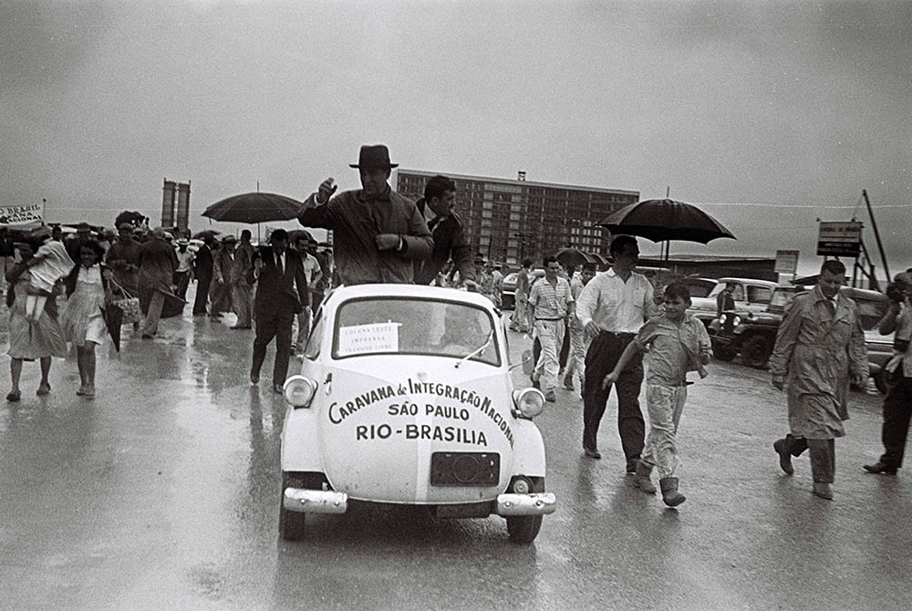 A chegada da Caravana de Integração Nacional na Esplanada dos Ministérios. Arquivo Público do Distrito Federal.