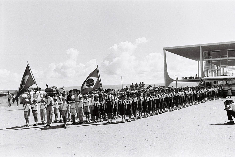 Estudantes na Inauguração de Brasília. 22/04/1960. Arquivo Público do Distrito Federal.