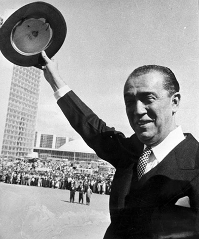Presidente JK saúda o povo na inauguração de Brasília. 21/04/60. Autor: Gervasio Batista. Arquivo Público do Distrito Federal.