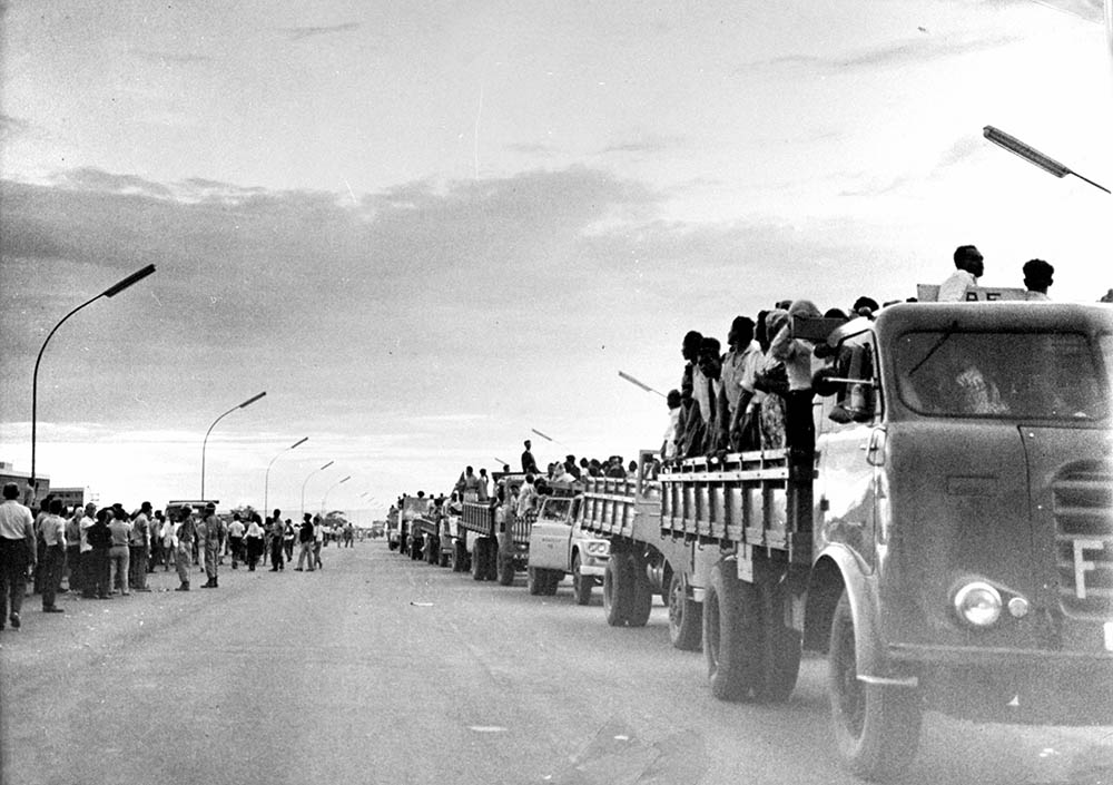 Desfile de Operários na Inauguração de Brasília. 21/04/1960. Arquivo Público do Distrito Federal.