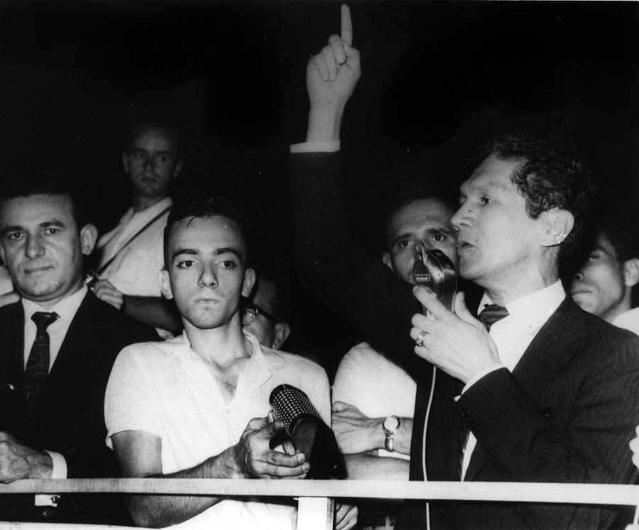 Dedo em riste, Francisco Julião discursa em comício das Ligas Camponesas, 1961