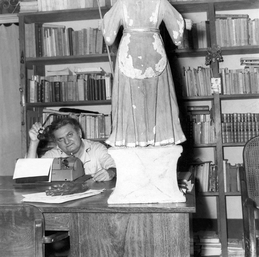 Luís da Câmara Cascudo em seu escritório, na cidade de Natal, Rio Grande do Norte, em 1958.