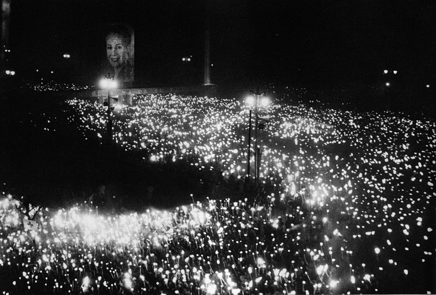 Evita Perón recebe a homenagem de milhares de argentinos, quando se completou um ano de sua morte