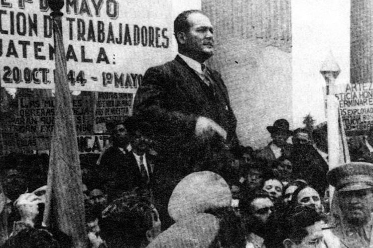 Presidente Juan José Arévalo em comício, atrás dele, uma faixa da Confederação Geral dos Trabalhadores da Guatemala. (Foto: Reprodução)