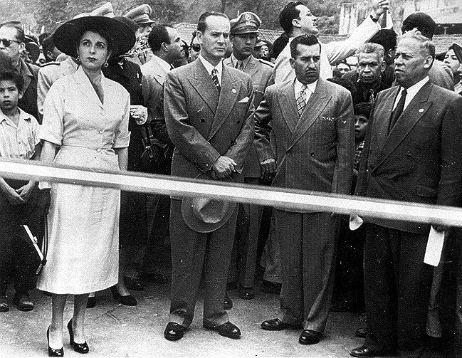 Com o chapéu na mão, o presidente Jacobo Árbenz, que seria deposto pelo golpe de 1954. (Foto: Reprodução)
