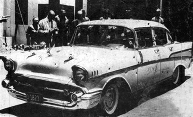 Carro de Trujillo, cravejado de balas, instantes após seu assassinato. (Foto: Reprodução)