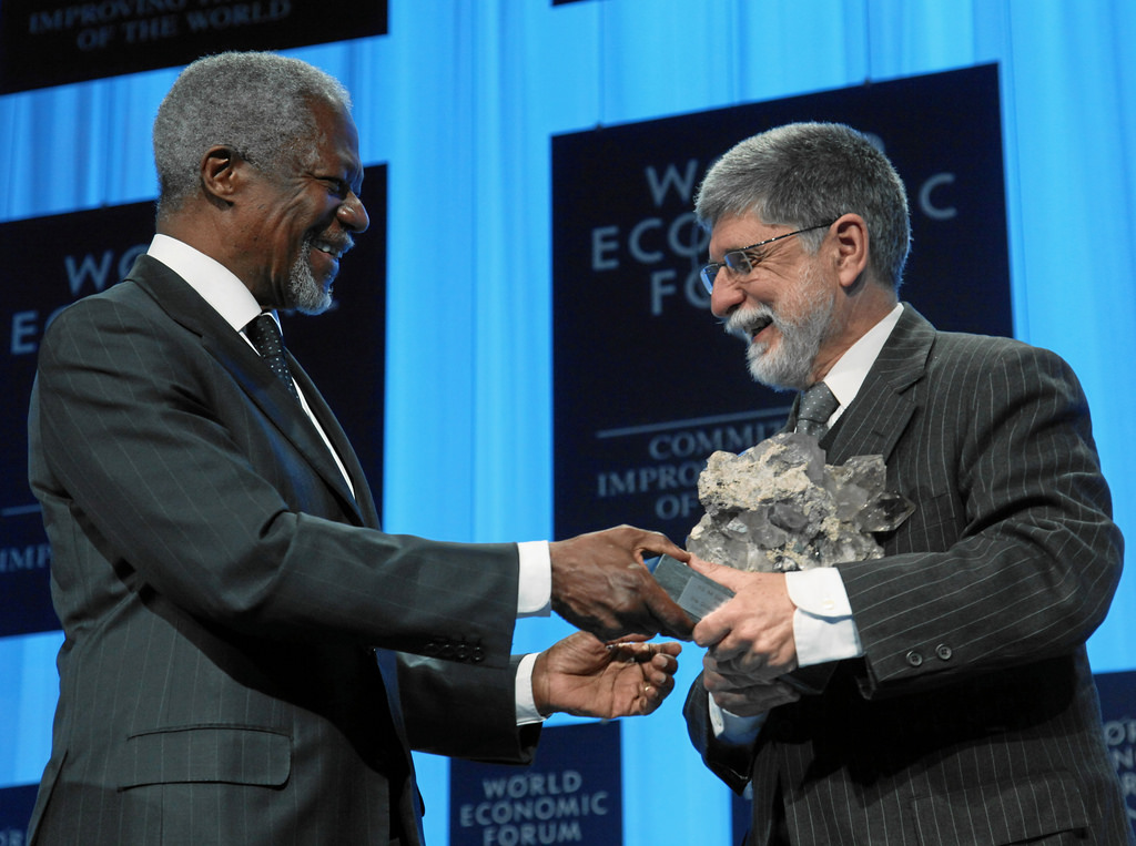 Kofi Annan, secretário-geral da ONU, entrega a Celso Amorim o 1º prêmio de Estadista Global do Fórum Econômico Mundial, em nome de Lula. Foto: Fórum Econômico Mundial