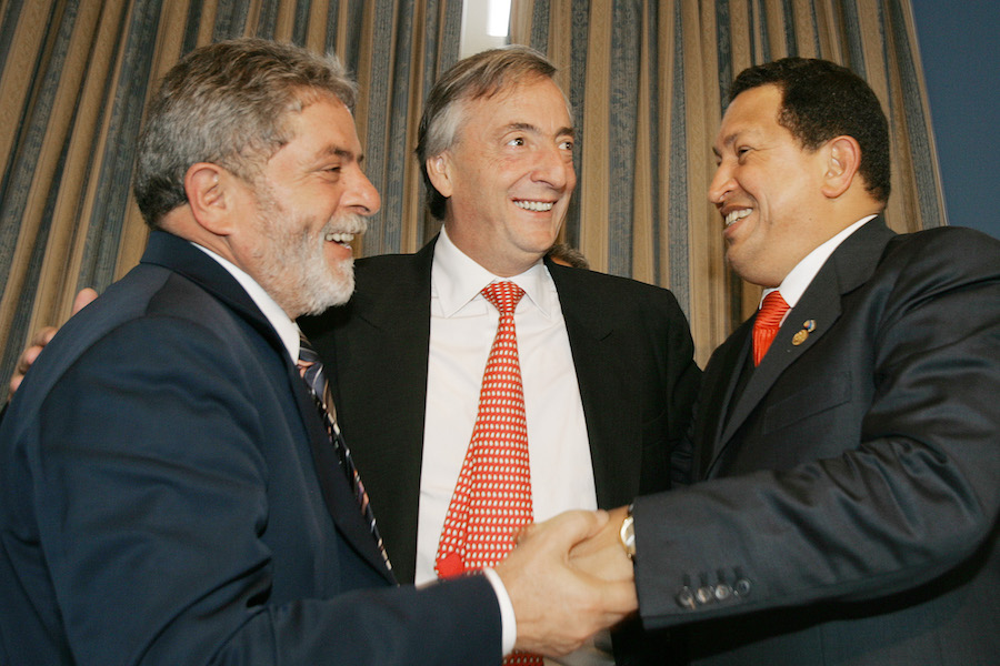 Os presidentes Lula, Néstor Kirchner (Argentina) e Hugo Chávez (Venezuela), durante reunião tripartite no Uruguai. Foto: Ricardo Stuckert/PR