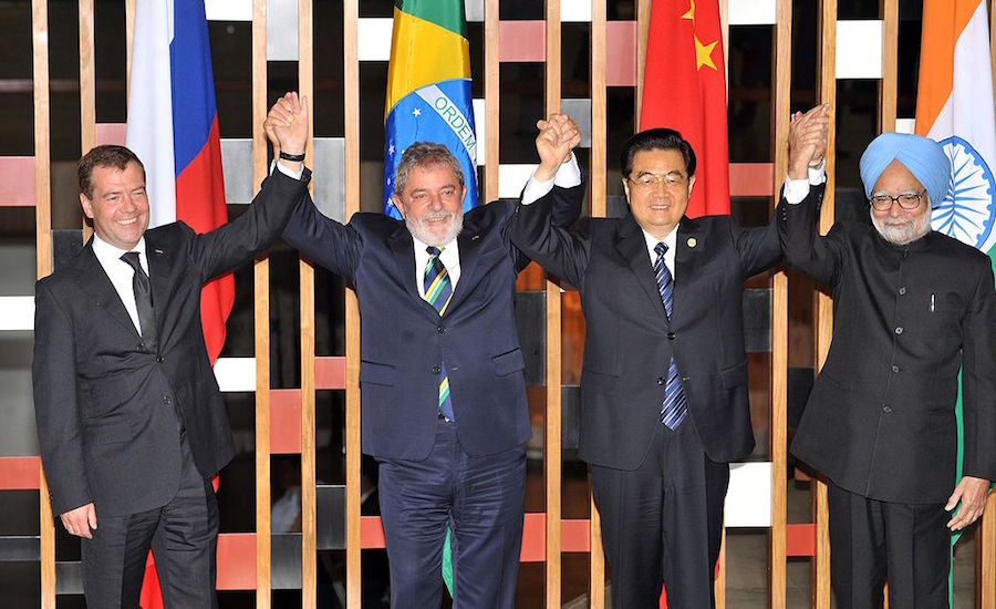 O presidente da Rússia, Dmitri Medvedev, o presidente Lula, o presidente da China, Hu Jintao, e o primeiro-ministro da Índia, Manmohan Singh, durante a 2ª Cúpula de Chefes de Estado e de Governo do BRIC (Foto: José Cruz/ABr)
