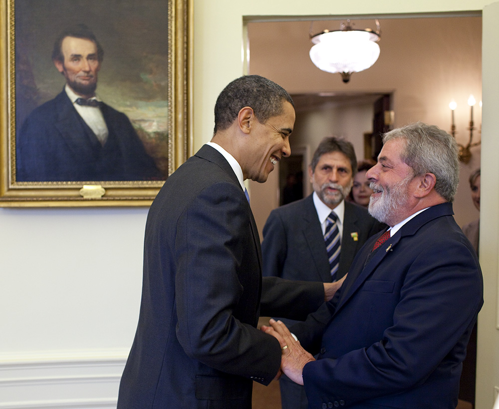 Encontro dos presidentes Lula e Obama no salão oval, da Casa Branca, em março de 2009. (Foto: Pete Souza/Wikimedia Commons)