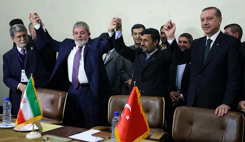 Celso Amprim, chanceler brasileiro, presidente Lula, presidente iraniano Mahmoud Ahmadinejad e o primeiro ministro turco Recep Erdogan após a assinatura da Declaração de Teerã, em maio de 2010. Foto: fouman.com