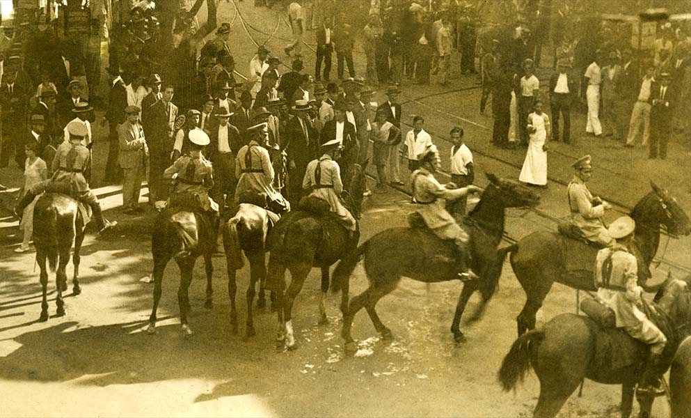 Em janeiro de 1931, cavalos da polícia tentam impedir a Marcha da Fome, no centro do Rio. (Foto: Iconographia)