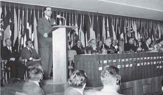 Posse de Josué de Castro como presidente do Conselho Executivo da FAO, em Roma, 1952. (Foto: Arquivo da família)
