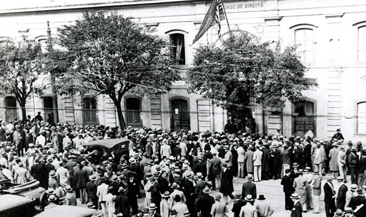  <strong> Mobilização</strong> para alistamento de voluntários civis em frente à Faculdade de Direito do largo São Francisco