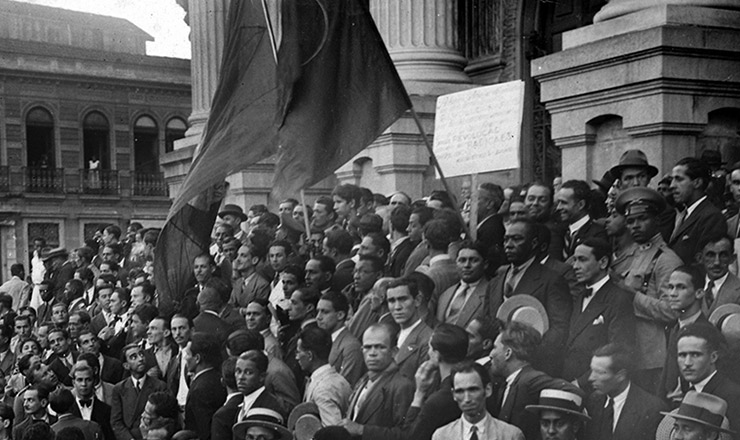  <strong> Comício da Legião Cívica 5 de Julho </strong> na escadaria do Teatro Municipal do Rio de Janeiro