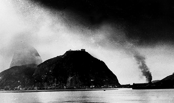  <strong> Incêndio no 3º RI </strong> após bombardeio pelos legalistas, visto da baía de Guanabara 