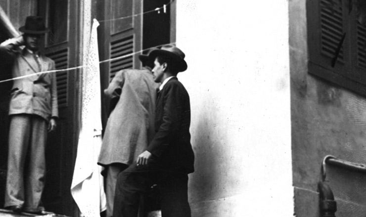  <strong> Policiais na casa de Prestes</strong> no bairro carioca do Méier, em 5 de março de 1936 