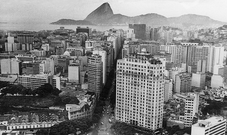  <strong> O edifício do jornal “A Noite” </strong> (ao centro), onde ficavam as instalações da Rádio Nacional