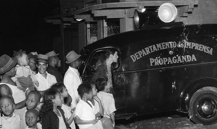  <strong> Carro de som do DIP </strong> no morro da Mangueira, Rio de Janeiro