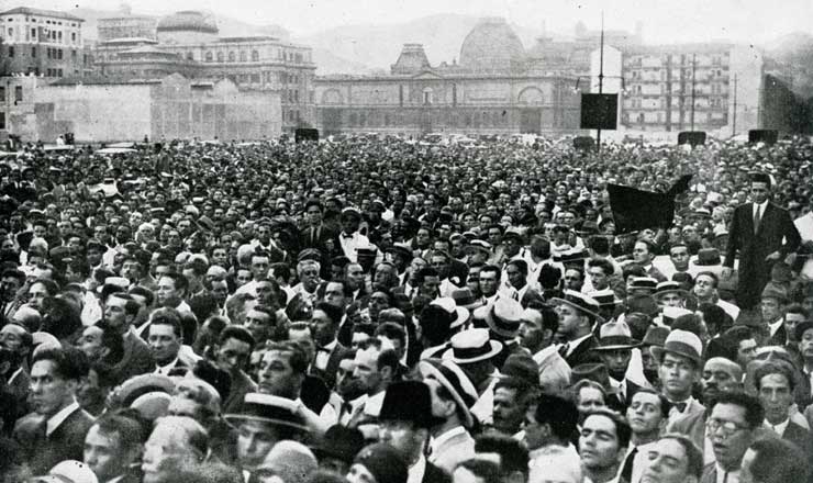  <strong> Multidão na Esplanada do Castelo,</strong>  Rio de Janeiro, ouve atenta o discurso de Getúlio Vargas 