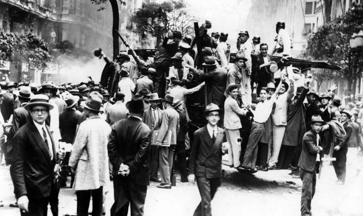  <strong> População comemora </strong> a vitória da Revolução nas ruas do Rio de Janeiro