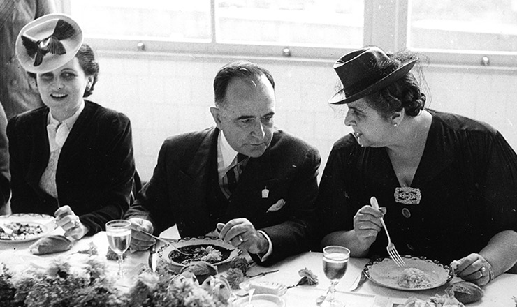  <strong> Getúlio Vargas na inauguração do restaurante</strong> operário do Saps na praça da Bandeira, Rio de Janeiro