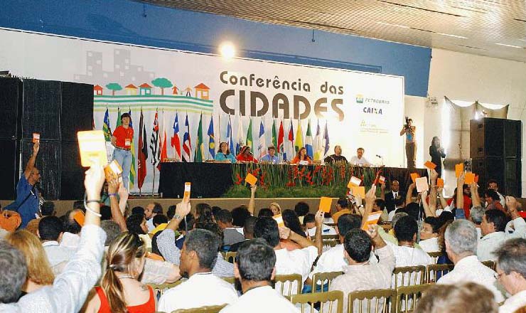  <strong> Delegados da 1ª Conferência Nacional das Cidades</strong> , que reuniu 2.500 representantes, votam em plenária