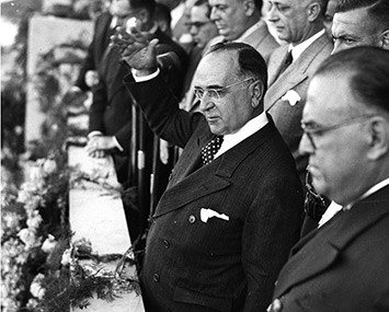 Getúlio consolida as Leis do Trabalho