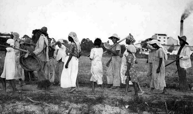  <strong> Trabalhadores de cana </strong> em Pernambuco, no início dos anos 1930