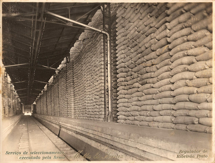  <strong> Sacas de café empilhadas</strong>  em depósito de armazém regulador em Ribeirão Preto, interior de São Paulo 