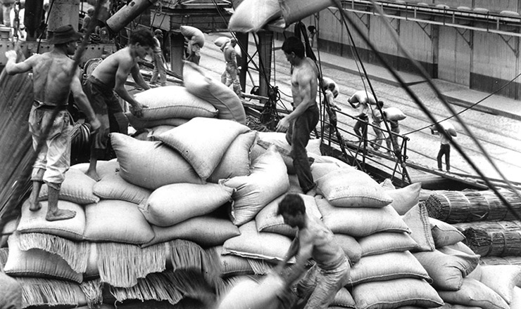  <strong> Sacas de café são embarcadas </strong> para exportação no porto de Santos