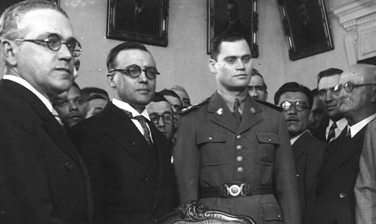  <strong> Juarez Távora </strong> (de farda) toma posse no Ministério da Agricultura, Indústria e Comércio