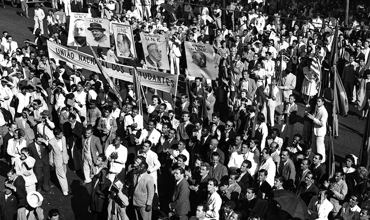  <strong> Em manifestação promovida pela UNE, estudantes desfilam</strong> no Rio de Janeiro, empunhando cartazes com o retrato dos líderes dos países aliados