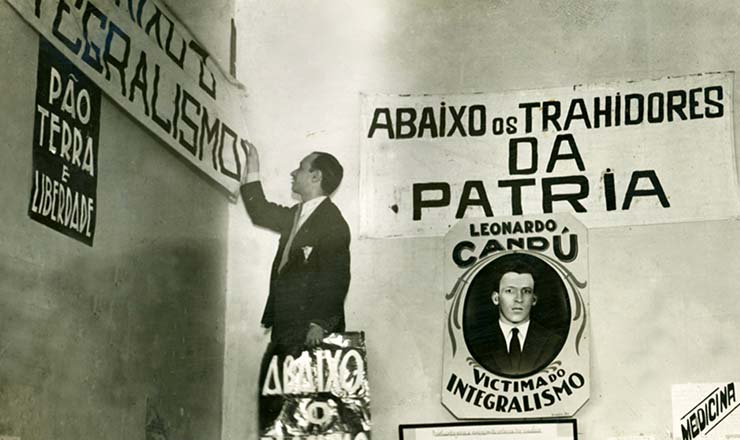  <strong> Agente do governo remove </strong> faixa da Aliança Nacional Libertadora na sede do Rio de Janeiro, interditada pela polícia