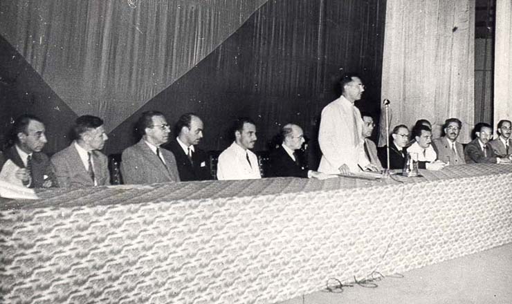  <strong> Sergio Milliet discursa na abertura </strong> do I Congresso Brasileiro de Escritores