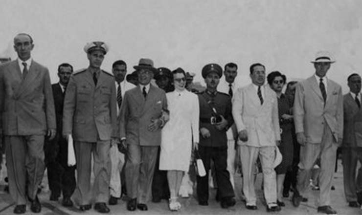       <strong> Getúlio Vargas dirige-se ao avião que o levará para o Rio Grande do Sul.</strong> Da esquerda para a direita, à frente: ministro João Alberto Lins de Barros, brigadeiro Gervásio Duncan, Getúlio e sua filha Alzira Vargas; depois, de chapéu branco na mão, Ernâni do Amaral Peixoto (marido dela) e Augusto do Amaral Peixoto (irmão de Ernâni) 