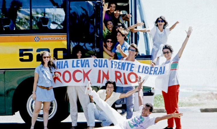  <strong> Grupos de jovens acamparam</strong> nas proximidades do festival, ostentando faixas de grupos políticos e demarcando posições ideológicas   