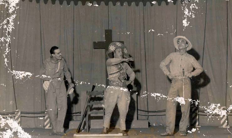       <strong> Os personagens Chicó, Severiano de Aracaju e João Grilo, em cena </strong> da primeira montagem de "O Auto da Compadecida", em 1956 