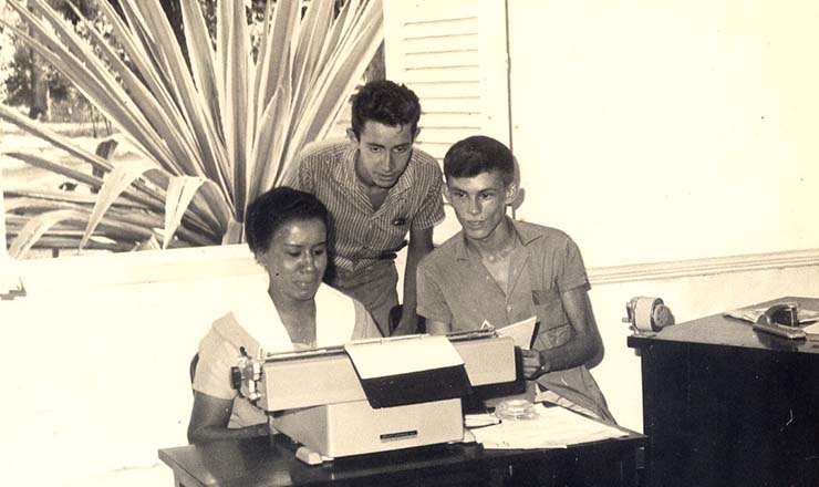       <strong> O ator José Wilker (sentado),</strong> na época em que atuava nas peças teatrais do MCP 