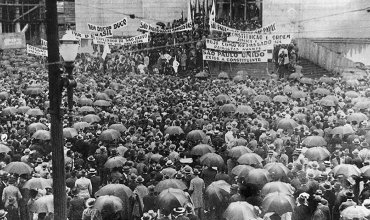  <strong> Sob chuva, multidão se aglomera </strong> em comício pró-Constituinte na praça da Sé (centro de São Paulo), em 25 de janeiro de 1932, aniversário da cidade